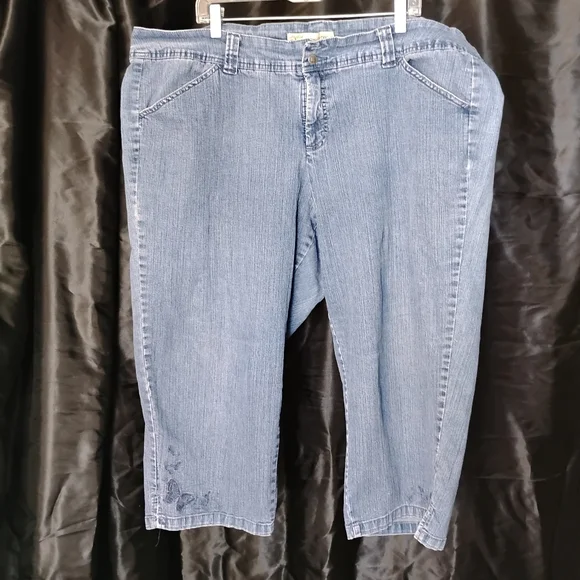 JMS Stretch Classic Denim Blue Jean Capri Embroidered Butterfly Detail Pants - Picture 6 of 6